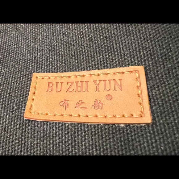 BNWT BU ZHI YUN TOTE STYLE BAG WITH MAGNETIC SNAP AND FOUR POCKETS. - Picture 8 of 8